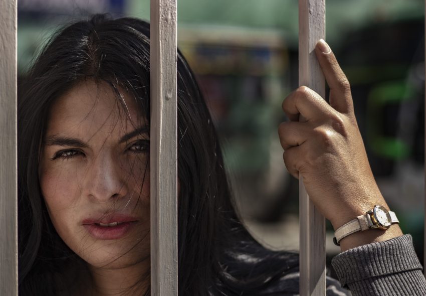 Fora do tabuleiro: o olhar trans sobre a crise que sacode a Bolívia Entre bloqueios, escassez e militarização, a cineasta artista trans boliviana Jessica Velarde analisa como a atual crise boliviana impacta uma população que, dez anos após a aprovação da Lei de Identidade de Gênero, continua esperando por direitos plenos e reconhecimento efetivo.